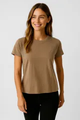 Remera color café de manga corta y cuello redondo, con tachas en los hombros.