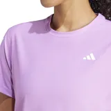 Remera de running Adidas Own The Run color lila con cuello redondo y mangas cortas. Presenta las tres tiras características de la marca en color blanco sobre los hombros y el logo en el pecho.