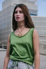 Musculosa verde de seda con escote redondo.