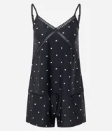 Pijama short doll femenino compuesto por una musculosa y un short. La musculosa es de breteles finos ajustables, escote en V con detalle de encaje cruzado en el busto. El short es corto con cintura elástica. Estampado de lunares blancos sobre fondo negro.