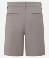 Bermuda masculina color beige confeccionada en sarga, de corte recto, con cintura con trabilla, cierre tradicional y bolsillos laterales y traseros.