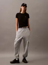 Remera negra de algodón con cuello redondo y mangas cortas. Presenta un logo bordado en el pecho.