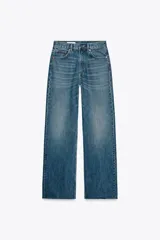 Pantalón de jean azul de corte wide leg, tiro alto y largo hasta el tobillo.