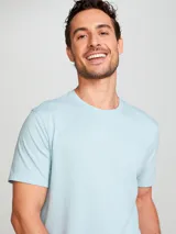 Camiseta básica de manga corta, cuello redondo y calce regular, color rojo jaspeado.