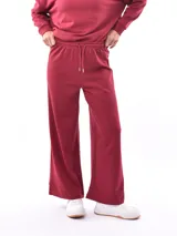Pantalón de jogging color bordó, de corte ancho y cintura elastizada con cordón ajustable.