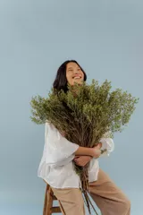 Camisa blanca de algodón con cuello mao, mangas largas abullonadas y cierre frontal con botones.