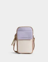 Porta celular de cuerina texturada con bolsillo frontal con solapa, correa regulable, acceso mediante cierre superior y puller de cuerina estampada, solapa con broche con botón para cerrado y tag de metal.