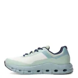 Championes negros con capellada de malla y suela con orificios.