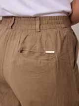 Pantalón negro de lino y algodón, de corte recto y tiro alto.