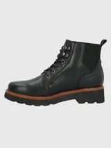 Bota corta de mujer color negro, estilo militar o acordonado, con caña media y elástico en el tobillo. Presenta suela track gruesa con plataforma y un ribete marrón contrastante entre la capellada y la suela.