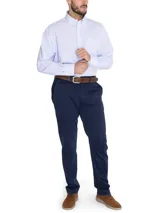 Camisa de hombre RKF, modelo WF PB, de manga larga con diseño a cuadros celestes y blancos. Tiene cuello abotonado, bolsillo en el pecho con logo bordado y tecnología wrinkle-free.