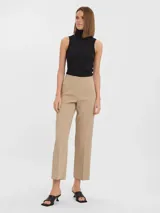 Pantalón de vestir color beige, de corte recto y tiro alto, con pinzas frontales y tejido elástico.