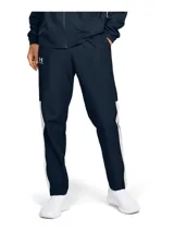 Pantalón deportivo negro de tejido ligero, con logo Under Armour estampado en blanco en la pierna izquierda.