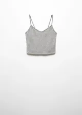 Top corto de punto color beige, con tirantes finos y escote en V.