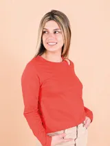 Blusa manga larga color rojo con cuello redondo y corte en el hombro.