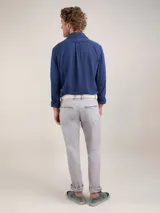 Pantalón de hombre color crudo, marca El Ganso, modelo 5 bolsillos, confeccionado en tejido de sarga con 77% algodón, 20% de algodón reciclado y 3% elastano.