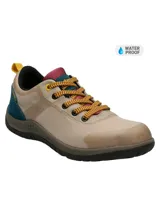 Zapatillas urbanas impermeables color beige con detalles en azul, rojo y amarillo.