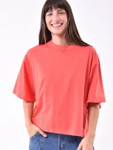 Remera negra de corte holgado y mangas cortas.