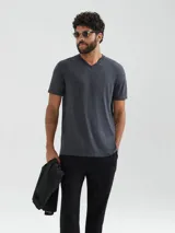 Camiseta gris oscuro de manga corta con cuello en V.