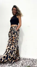 Pantalón palazo de tiro alto con estampado de leopardo en tonos marrón, negro y beige.
