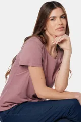 Remera azul de algodón y poliéster, de corte recto, cuello redondo y manga corta.
