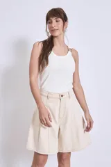 Top tipo musculosa ajustado al cuerpo, color marrón oscuro, con escote redondo y tirantes finos. Un tirante presenta un detalle de argolla metálica dorada.