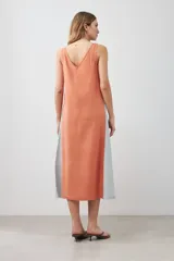 Vestido midi blanco de lino con breteles finos y paneles laterales en color celeste.