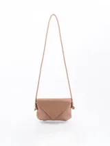 Cartera bandolera color nude con textura trenzada, solapa con cierre magnético y correa fina ajustable.