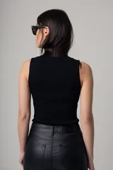 Musculosa roja de tejido de punto acanalado, con cuello redondo y corte ajustado.