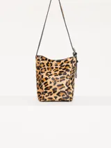 Cartera tote de cuero con estampado animal print, detalles en cuero vacuno y forrería de cuero. Incluye sobre desmontable con cierre y apliques metálicos con logo de la marca.