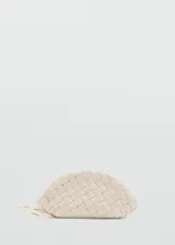 Bolso de mano pequeño color crema, con diseño trenzado tipo intrecciato y forro interior de algodón. Posee un asa de mano tipo pulsera metálica dorada.