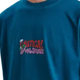 Remera de manga corta color verde con estampado gráfico en el frente.