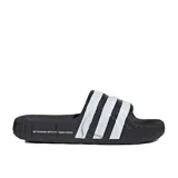 Sandalias Adidas Adilette 22 negras con tres tiras blancas.