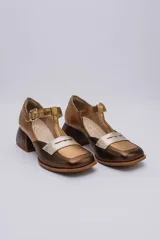 Zapato Mary Jane de cuero color bronce y dorado, con puntera redondeada, tira sobre el empeine con hebilla y tacón cuadrado.