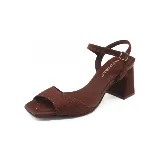 Sandalias de tacón Piccadilly color marrón, con tira delantera ancha, pulsera con hebilla al tobillo y taco cuadrado.