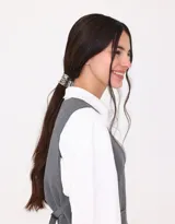 Broche metálico plateado para el pelo, tipo cuff.