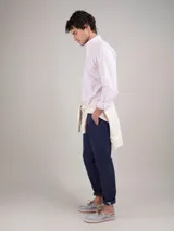 Camisa de hombre de corte regular fit, confeccionada en tejido oxford a rayas verticales celestes y blancas. Tiene cuello button-down, cierre con botones, manga larga con puño simple y logo bordado en el pecho.