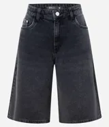 Bermuda femenina confeccionada en jeans color gris oscuro, modelo jorts, con trabillas en la cintura y bolsillos.