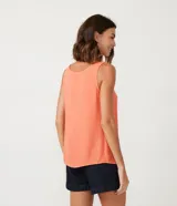 Musculosa de viscosa color salmón con tirantes anchos y escote cuadrado.