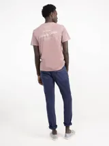 Pantalón de hombre color crudo, marca El Ganso, modelo 5 bolsillos, confeccionado en tejido de sarga con 77% algodón, 20% de algodón reciclado y 3% elastano.