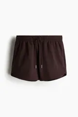 Short deportivo color marrón chocolate, de felpa liviana de mezcla de algodón, con cintura elástica y cordón ajustable.