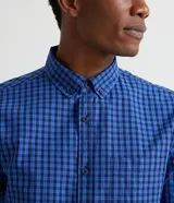 Camisa de hombre de corte slim fit, con cuello abotonado y estampado de cuadros azules.