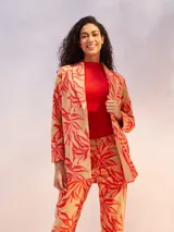 Blazer color crudo con lazo para atar en la cintura.