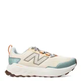 Championes New Balance Trail Running Garoe color nude y verde con suela marrón.
