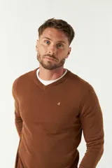 Sweater gris de algodón con cuello en V y logo bordado en el pecho.