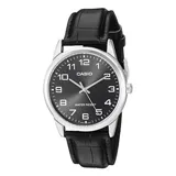 Reloj Casio clásico con correa de cuero negro y esfera negra con números arábigos.