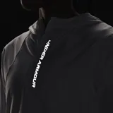 Campera deportiva Under Armour Outrun The Storm negra, impermeable y resistente al viento, con capucha, cierre frontal completo, bolsillos laterales con cremallera, aberturas en la espalda para mayor transpirabilidad y detalles reflectantes.