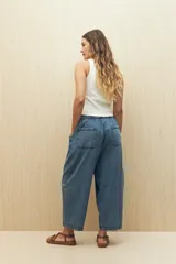 Pantalón gris oscuro de denim con corte holgado, cintura elastizada con cordón y ruedo con dobladillo.
