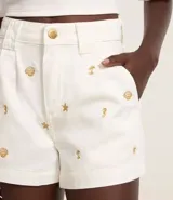 Short blanco de sarga con bordados de caracolas, caballitos de mar y estrellas de mar.