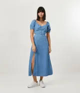 Vestido midi de jean celeste con escote en V, mangas cortas abullonadas, botones forrados en el frente, abertura frontal y corte en la cintura.